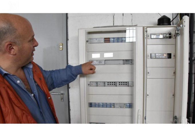 Passionné par les nouvelles technologies, Éric Pierron, gérant de la société d’électricité Inelec, propose des installations connectées à ses clients. Photo JSL /Julie GARNIER